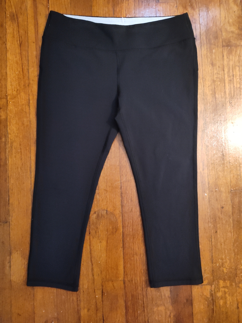 Marika Black Crop Ponte Capris
